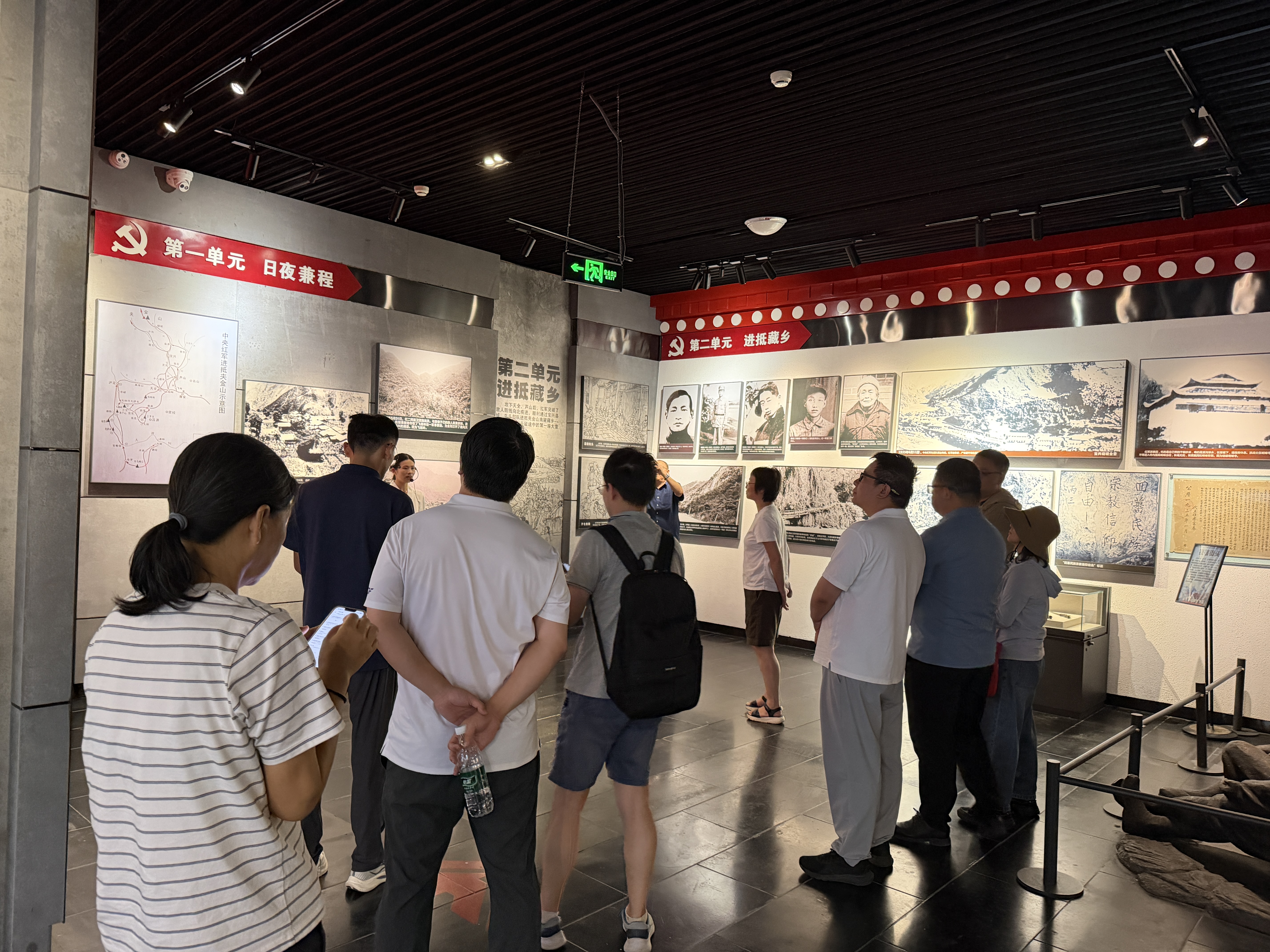 1792132308525308.jpg 02_夹金山纪念馆内.jpg