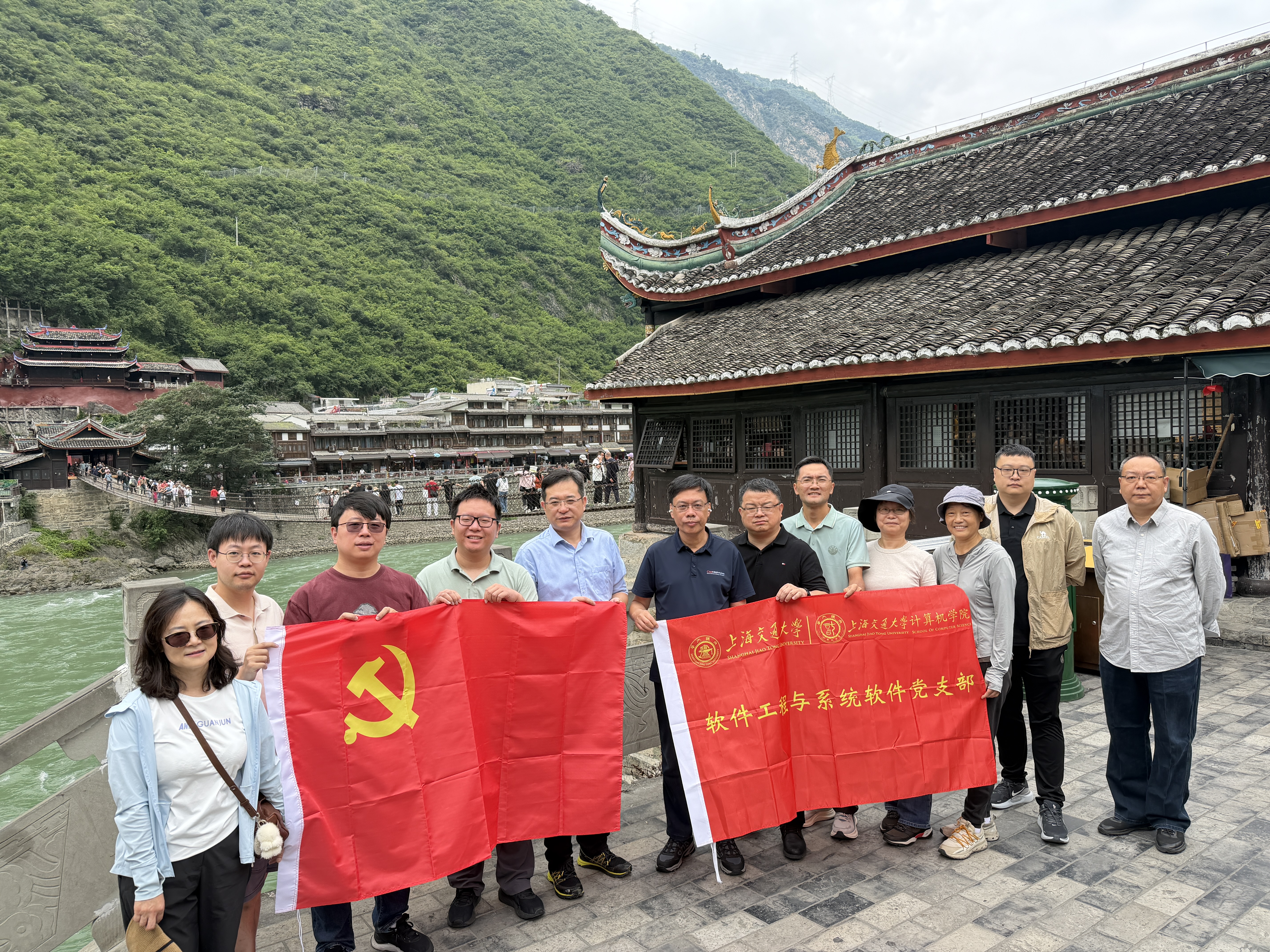1792132351680201.jpg 03_泸定桥背景合影.jpg